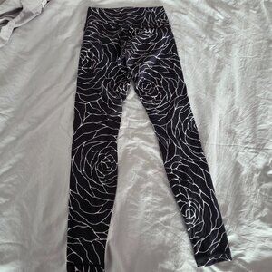 Lululemon leggings Women's size 6